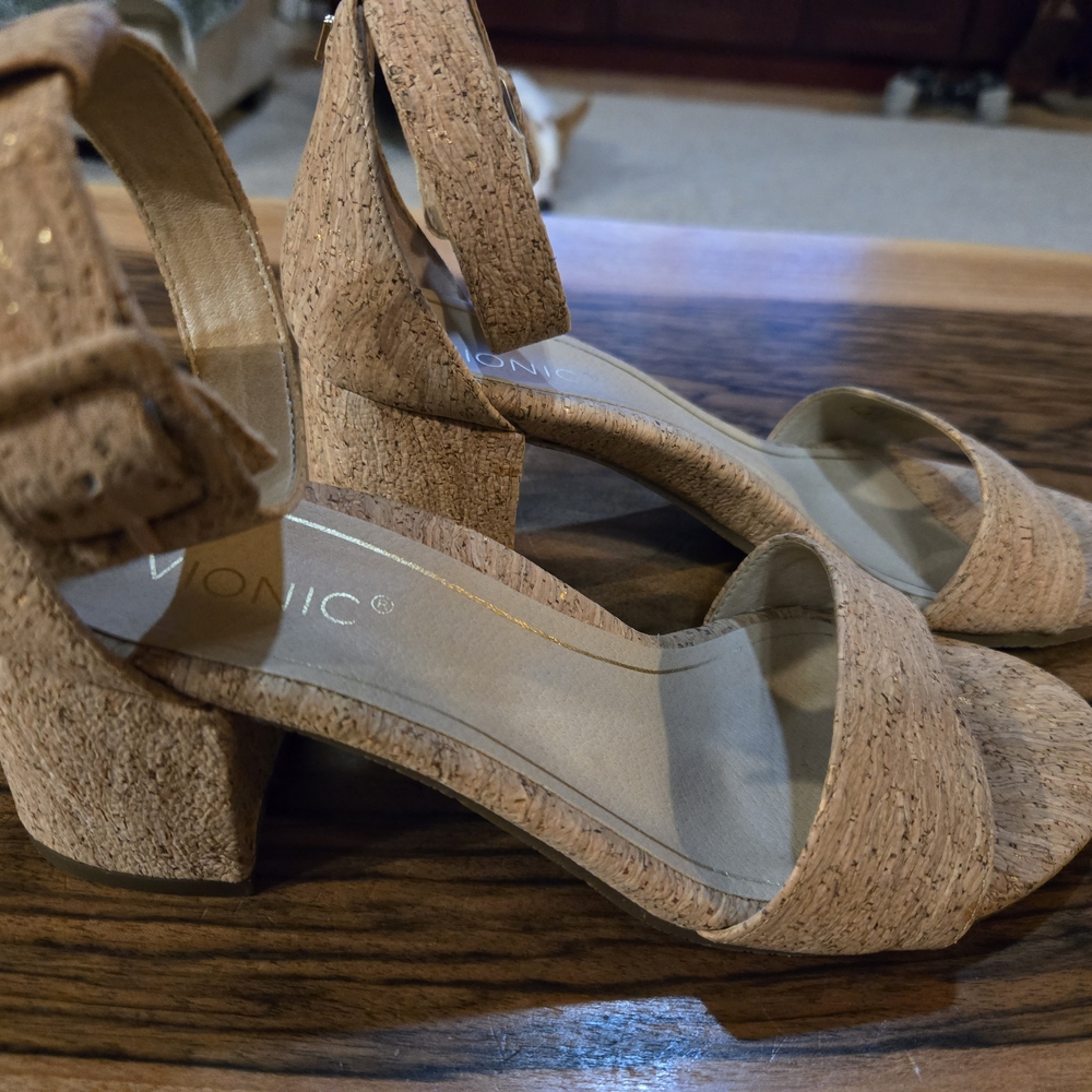 Vionic Women's Tan Block Heel Sandals